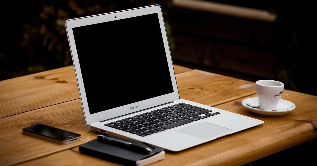 como ganhar renda extra online - pessoa trabalhando no laptop em casa